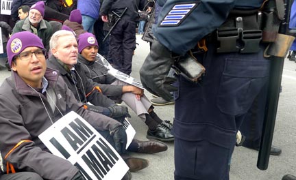 Los concejales Carlos Menchaca y Van Bremer sentados en la calle antes de ser arrestados. Foto Percy Luján.