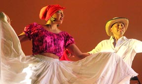 Pareja de baile de la agrupación folklórica Ayazamana.