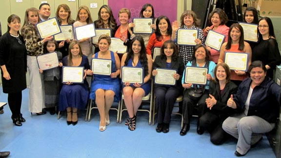 Los alumnos que recibieron diplomas y ahora pueden cuidar niño en la ciudad de Nueva York. Foto cortesía