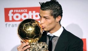 Ronaldo besando el Balón de Oro 2013.