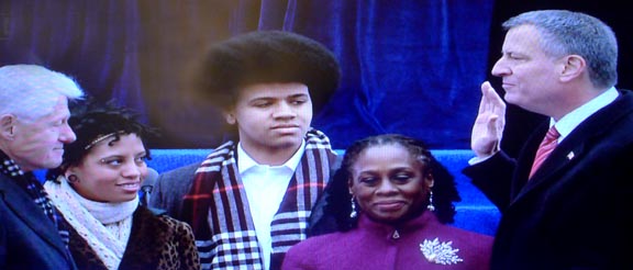 El ex presidente Bill Clinton, a la izquierda, tomando el juramento de Bill de Blasio ante su familia. 