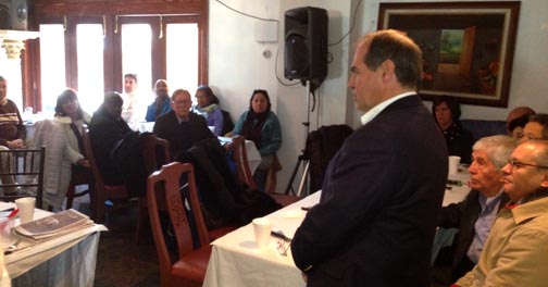 El Congresista Jaume Buenahora, del Partido de la U, hablándole a sus compatriotas.