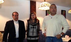 En el Teatro Boulevard, desde la izquierda, el congresista Jaime Buenahora, Patrica Mahecha y su esposo Eduardo Giraldo. Foto Javier Castaño