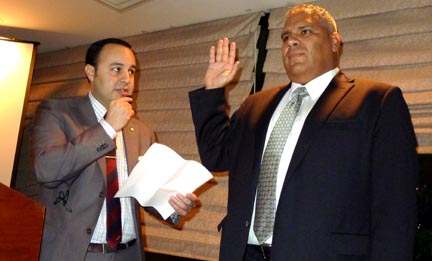 El asambleísta Francisco Moya juramentando a Alfredo Arrieta como presidente de la CCHQ. Foto Javier Castaño