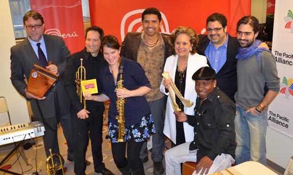 El Agregado Comercial del Perú en Nueva York, Conrado Falco flanquea a los artistas peruanos Gabriel Alegría y Laura Andrea Leguía, mientras que la embajadora MaríaTeresa Merino de Hart, cónsul del Perú en Nueva York, tiene a su izquierda al director musical Arturo O’Farril, el compositor colombiano Pablo Mayor y el cajonero Freddy “Huevito” Lobatón.