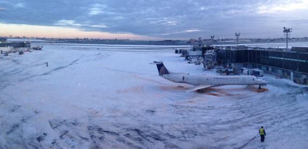 El aeropuerto LaGuardia cubierto de nieve, sin vuelos. Voa