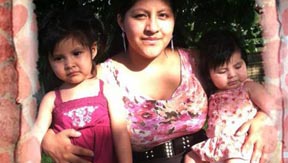 La madre y sus dos hijas antes de morir a puñaladas.