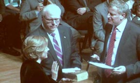 El nuevo alcalde, Bill de Blasio, juramentando a Melinda Katz, a la izquierda, ante la mirada del congresista Joseph Crowley. Fotos Javier Castaño