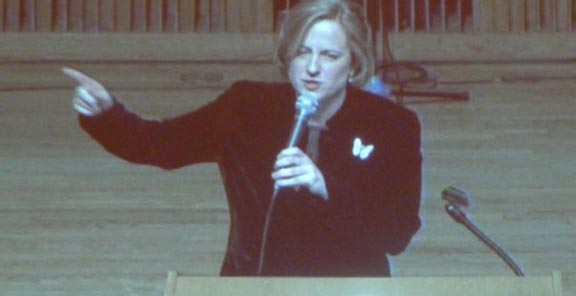 Melinda Katz pronunciando su discurso de posesión.