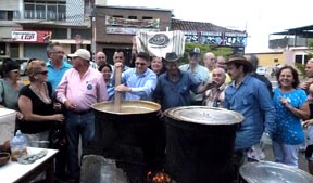 Zoilo Nieto batiendo la olla de mondongo. 