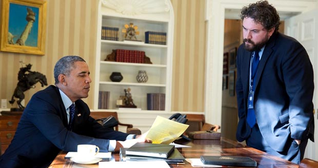 El presidente Obama editanto su discurso con el director de escritores del presidente. Foto Casa Blanca