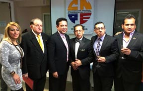 En el Consulado de Ecuador en Nueva York, directivos de la Conferencia Nacional de Periodistas de Ecuador, a la izquierda, Daitty Ordoñz y Gilberto Crespo, entre otras personalidades. Foto cortesía