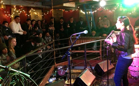 Tania Matos, de RACA, hablando en Terraza 7. 