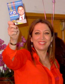 Luz Quintero exhibiendo información en apoyo a Zoilo Nieto. 