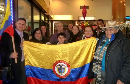 Zoilo Nieto, a la izquierda, en compañía de Orlando Tobón y de otros colombianos en el Mall de la calle 84 y la Avenida Roosevelt. Foto de la campaña de Zoilo Nieto