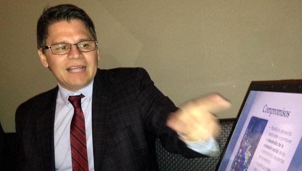 Zoilo Nieto, de Partido Conservador y aspirante al Congreso de Colombia, cuando presentaba su plataforma en el restaurnate Boulevard de Queens. Foto Javier Castaño