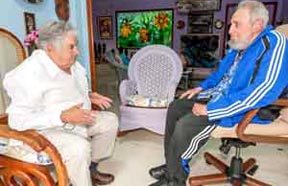 Fidel Castro, de traje azul, con Mujica, presidente de Uruguay. Foto PL