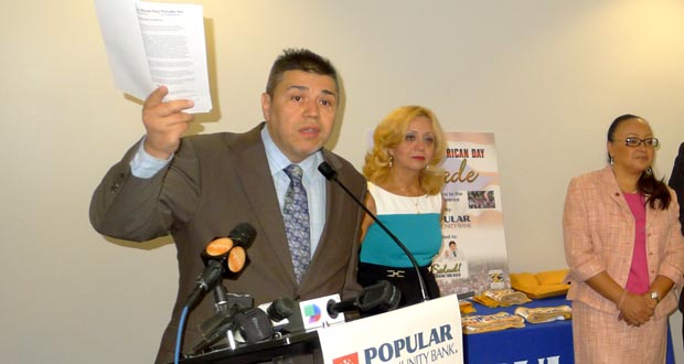 Desde la izquierda, Carlos Velásquez, Madelyn Lugo y María Roman quienes renunciaron al Desfile Nacional Puertorriqueño como parte de arreglo con el Fiscal estatal Eric Schneiderman. Foto Javier Castaño