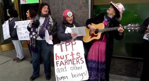 Un grupo de mujeres cantando en protesta al Congresista Crowley.