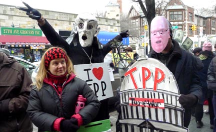 Los activistas, luciendo como el Congresista Crowley, le solicitaron su oposición al tratado TPP. Fotos Javier Castaño