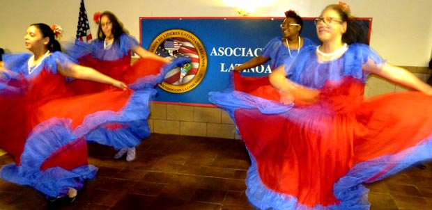 Bailarinas de la Asociación Benefica Cultural Padre Bellini. Foto Javier Castaño