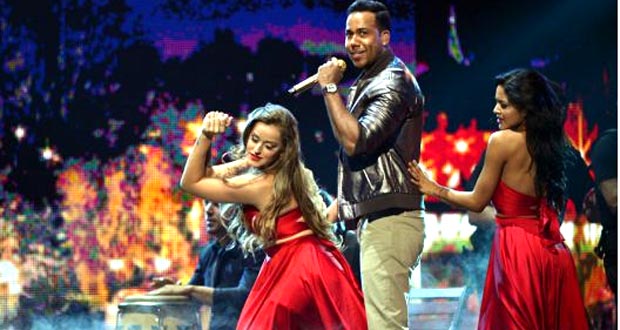 Romeo Santos interpretó las canciones Odio y Propuesta Indecente. 