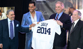 Desde la izquierda, el empresarios Félix Cabrera, el cantante Romeo Santos y representantes del equipo de los Yankees del Bronx. Foto cortesía