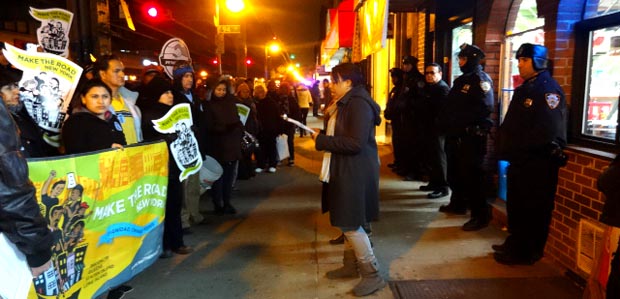 Manifestantes de Se Hace Camino Nueva York en frente del restaurante "Bella Puebla"