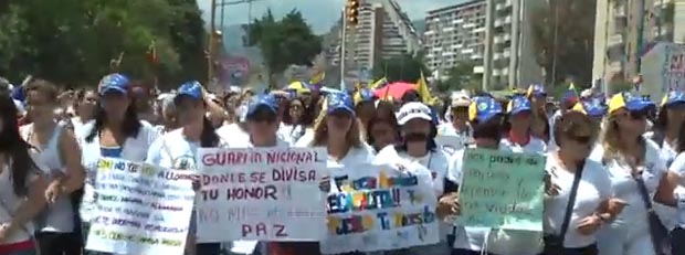 Mujeres venezolanas vestidas de blanco y marchando en Caracas en contra del gobierno.