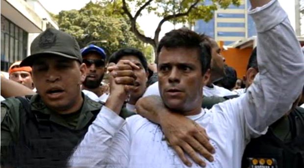 Leopoldo López cuando estaba siendo arrestado en Caracas, Venezuela.