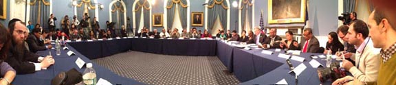 El alcalde Bill de Blasio en el Salón Azul de la Alcaldía de Nueva York con representantes de la prensa étnica.