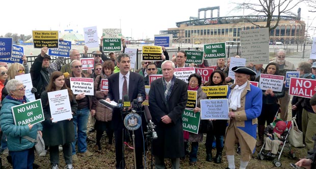 El senador Tony Avella y Geoffrey Croft, al centro y rodeados de activistas en contra de la construcción del súper centro comercial y estacionamiento en las inmediaciones del estadio CitiField de los Mets. Foto Javier Castaño