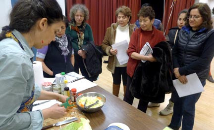 Sonya Gropman enseñando a cocinar saludable.