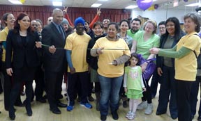 Representantes de EmblemHealth y miembros de la comunidad de Queens en la apertura del programa Vidas Saludables. Fotos Javier Castaño