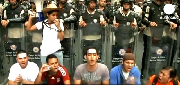 Estudiantes en Caracas, Venezuela, al frente de la policía del gobierno de Nicolás Maduro.