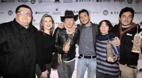 Los direcotres del Festival de Cine Colombiano en Nueva York, Adriana Aristizábal y Juan Carvaja, al centro, comparten con cineastas ganadores. 