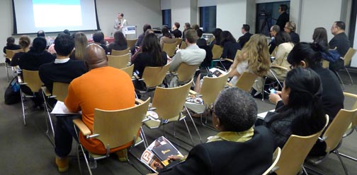 Público en general y representantes de empresas de seguros médicos acudieron al panel sobre la registración al Obamacare. 