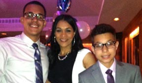 Martina Rodríguez, estudiante en el Touro College, con sus dos hijos mayores. Foto cortesía