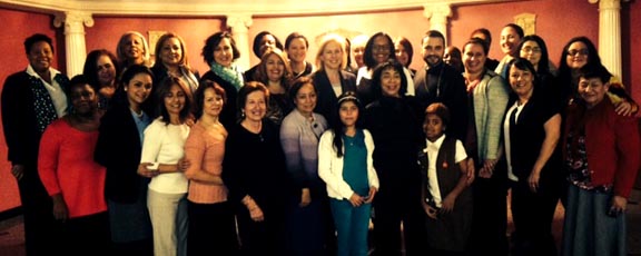 El grupo de mujeres que participó en el reunión sobre el desarrollo de la mujer en Queens. 