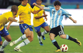 El goleador Messi de Argentina conduciendo el balón frente a los jugadores de Brasil.