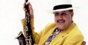 Paquito D'Rovera es el moderador del encuentro de escritores. 