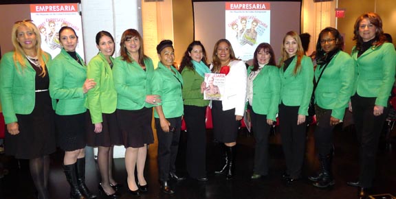 Vistiendo su acostumbrado color verde, las integrantes de la Cámara de Comercio de Mujeres de Queens. 