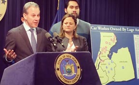 El Fiscal del estado de Nueva York, Eric Schneiderman en compañía de la presidenta del Concejo, Melissa Mark-Viverito, anunciando el acuerdo con las empresas de lavado de carros. Foto Fiscalía