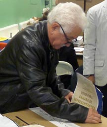 Saul Patiño votando en Queens. 