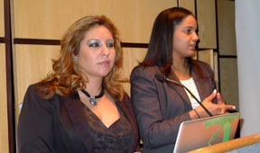 Las abogadas karina E. Alomar y A. Camila Ponpin explicando las leyes familiares. Fotos Javier Castaño