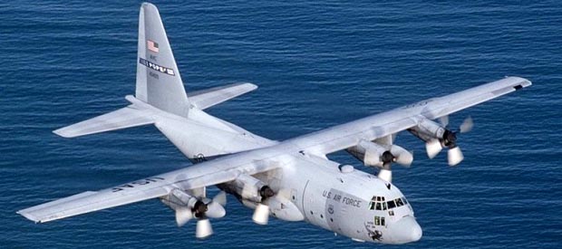 Avión militar buscando el avión perdido. 