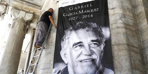 Cuelgan imagen de Gabriel García Mérquez en Palacio de Bellas Artes en ciudad de México. 