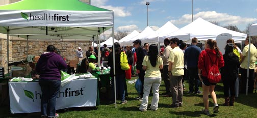 Uno de los centros de información de HealthFirst durante la feria de la salud.