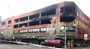 Así quedó el edificio después del incendio. Foto Percy Luján