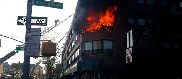 Cuando empezó el incendio en la esquina de la calle 75 y la 37 Avenida, en Jackson Heights, Queens. Foto La Semana Metro/Hernando Reyes